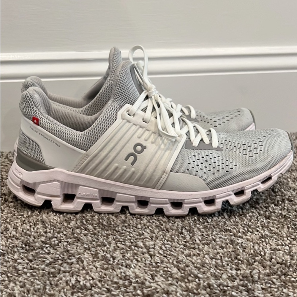 Womens OnCloud CloudSwift running shoe size 9.5 in excellent used condition